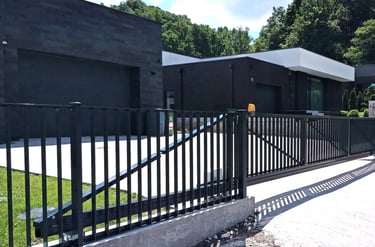 stumdomi vartai su vertikaliai išdėstytais 40x10 aliuminio profiliais ir greitaeige KEY Sun automatika vartams