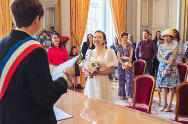 Cérémonie civile à la mairie, moments de joie devant le maire.