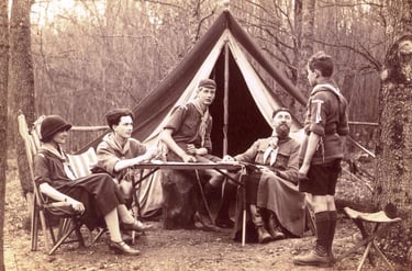 le Père Sevin avec des scouts devant une tente
