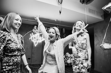 Kobieta w połyskującej cekinowej sukience tańczy na imprezie