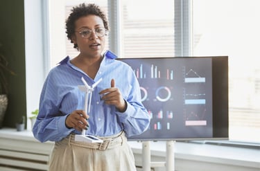 Especialista realizando medición de calidad de energía en un panel eléctrico.