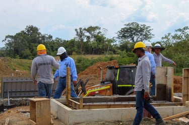 Construcción de una estructura en concreto reforzado en fase inicial.