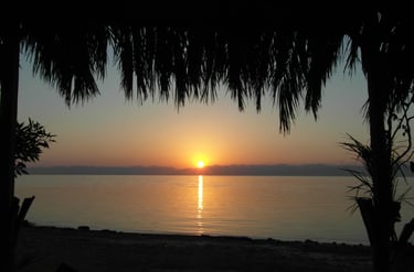 en soloppgang over det røde havet med utsikt over solen som står opp