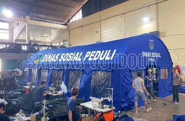 Para pekerja di pabrik Sagara Outdoor sedang memproduksi tenda baantuan "DINSOS"