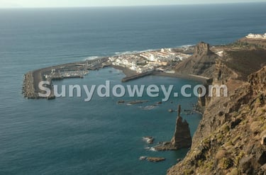 Titulo: Puerto de Agaete con su dedo de Dios., hoy desparecido 