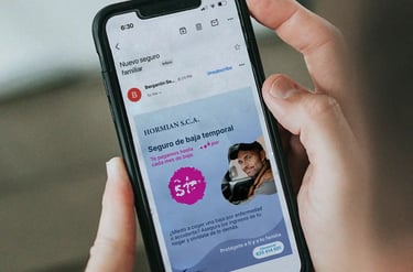 Persona sujetando un teléfono móvil