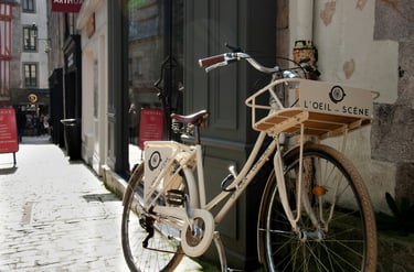 Velo dans la rue a Quimper - Emy Nguyen Unsplash