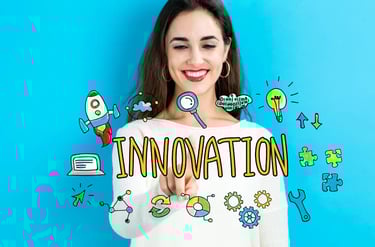En glad kvinna pekar på ordet innovation framför sig med innovativa ikoner runt omkring.