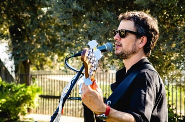 Boda al aire libre con música en vivo al atardecer, banda Mistral creando momentos inolvidables 