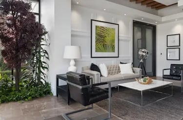 Immobilienmakler in Berlin bei der Erstellung eines Immobilienvideo mit Drohne