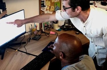 Photo montrant l'ami numerique donnant une explication à un client