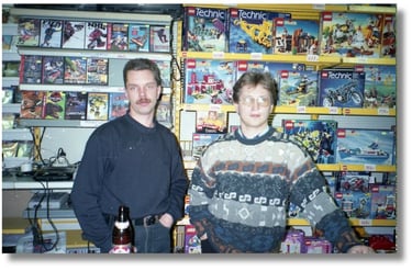 Pavel Povar (dir) e seu amigo e futuro sócio Dmitry (esq) na loja Dendy em 1998