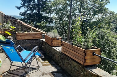 Terrasse inférieure avec transat au gîte la Petite Corse à Rosis dans le Haut-Languedoc