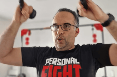 Treino de força com o personal trainer coordenando o exercicio