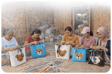 Pengrajin lokal Craftvitas Indonesia menganyam tas dari plastik daur ulang sebagai dampak sosial dan lingkungan positif