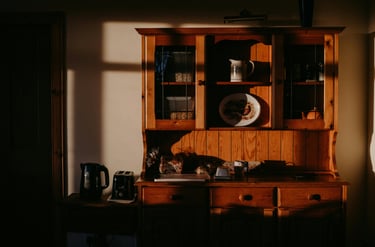 MazarakisArt: Κλασική Ξύλινη Κουζίνα με Διάφανα Ντουλάπια