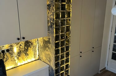 Meuble à vin sur mesure intégré dans un agencement intérieur en Haute-Savoie par Stellar Innov