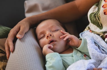 Photographie d'un bébé endormi sur sa mère, par Zohra Elmes