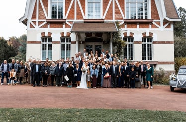 Groupe de personne réunies devant une propriété