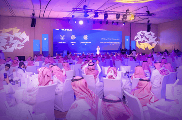 مشهد من مؤتمر مجهز باحدث المعدات التقنية والديكورات التي تنعكس على العلامة التجارية للمنشأة