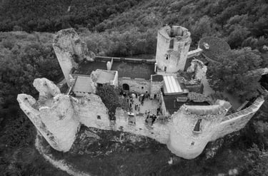 Vue aérienne en noir et blanc du château médiéval de Cahors, dans le sud de la France.