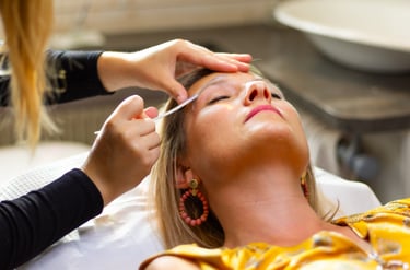 Esthéticienne professionnelle effectuant un soin d'épilation et de modelage des sourcils