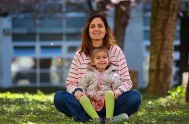 Diana e Viola sedute nel prato