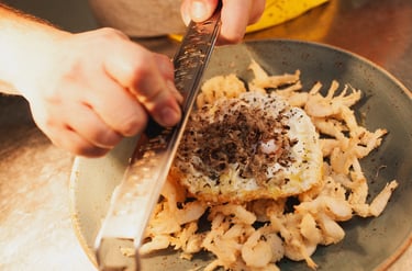 Plato de temporada de alta cocina, con trufas sobre gambas de cristal