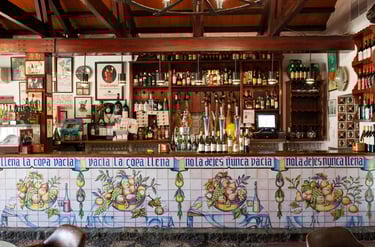 Azulejos Pintados a mano para un restaurante con décadas de historia y tradición Cordobesa
