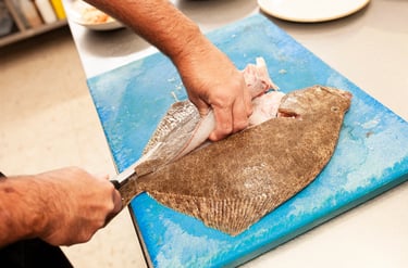 Preparación de un pargo fresco en cocina de primera categoría