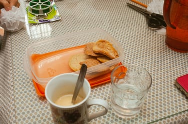 Hospitalidad andaluza con café y pastas caseras.