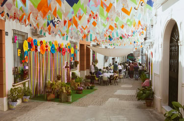 Vecinos comiendo todos juntos pasándolo bien