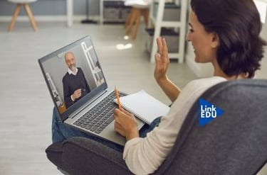 Mulher assistindo treinamento online