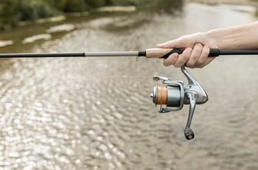 molinete montado em vara de carbono a espera da captura do peixe