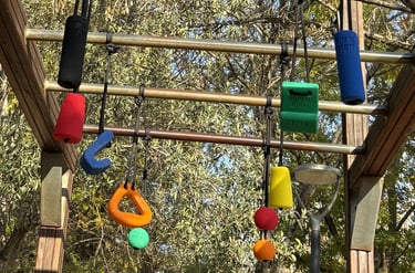 Agarres OCR básicos Primal Xpirit colgados en estructura exterior