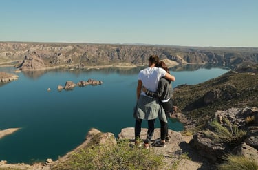 Personas admirando el Cañon del Atuel, en San Rafael Mendoza