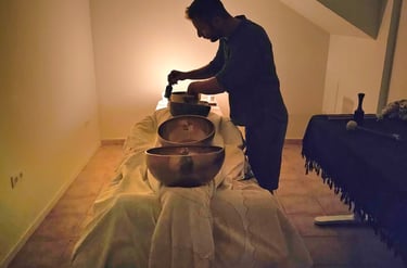 csaba practicing a sound therapy session