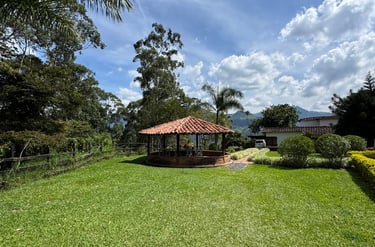 Casa para internos con naturaleza piscina buen ambiente espacios para la diversion y el deporte