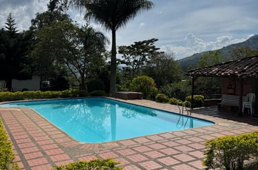 Casa para internos con naturaleza piscina buen ambiente piscina y espacios para recrearse