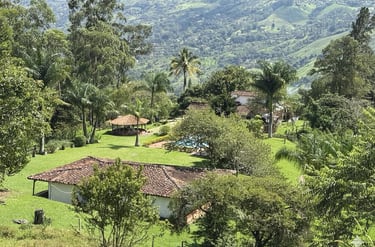 Casa para internos con naturaleza piscina buen ambiente queda en el campo y cerca a la ciudad de med
