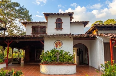 Casa para internos con naturaleza piscina buen ambiente sede en copacabana