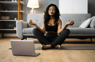 femme faisant du yoga devant son ordinateur