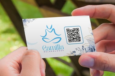 Carte de visite pour thérapeute en médecine douce avec son logo et un QR code.
