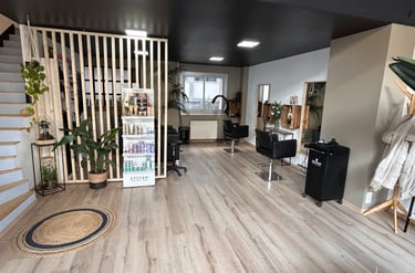 salon de coiffure avec équipement spécial pour la coupe et la coloration des cheveux