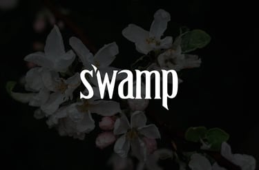 Logotipo de Swamp sobre fondo floral