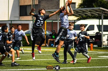 Grupo de jóvenes jugando flag football