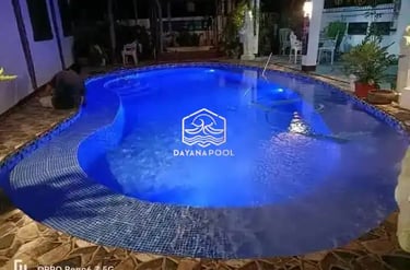 kolam renang dengan dekorasi yang proper di gelap malam