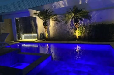 kolam renang dengan dekorasi yang proper di gelap malam