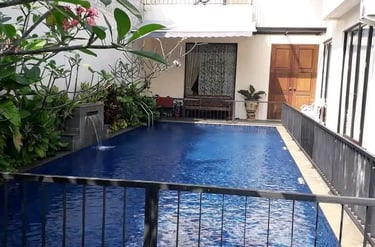 kolam renang minimalis dan aman untuk keluarga