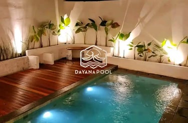 kolam renang dengan dekorasi yang proper di gelap malam